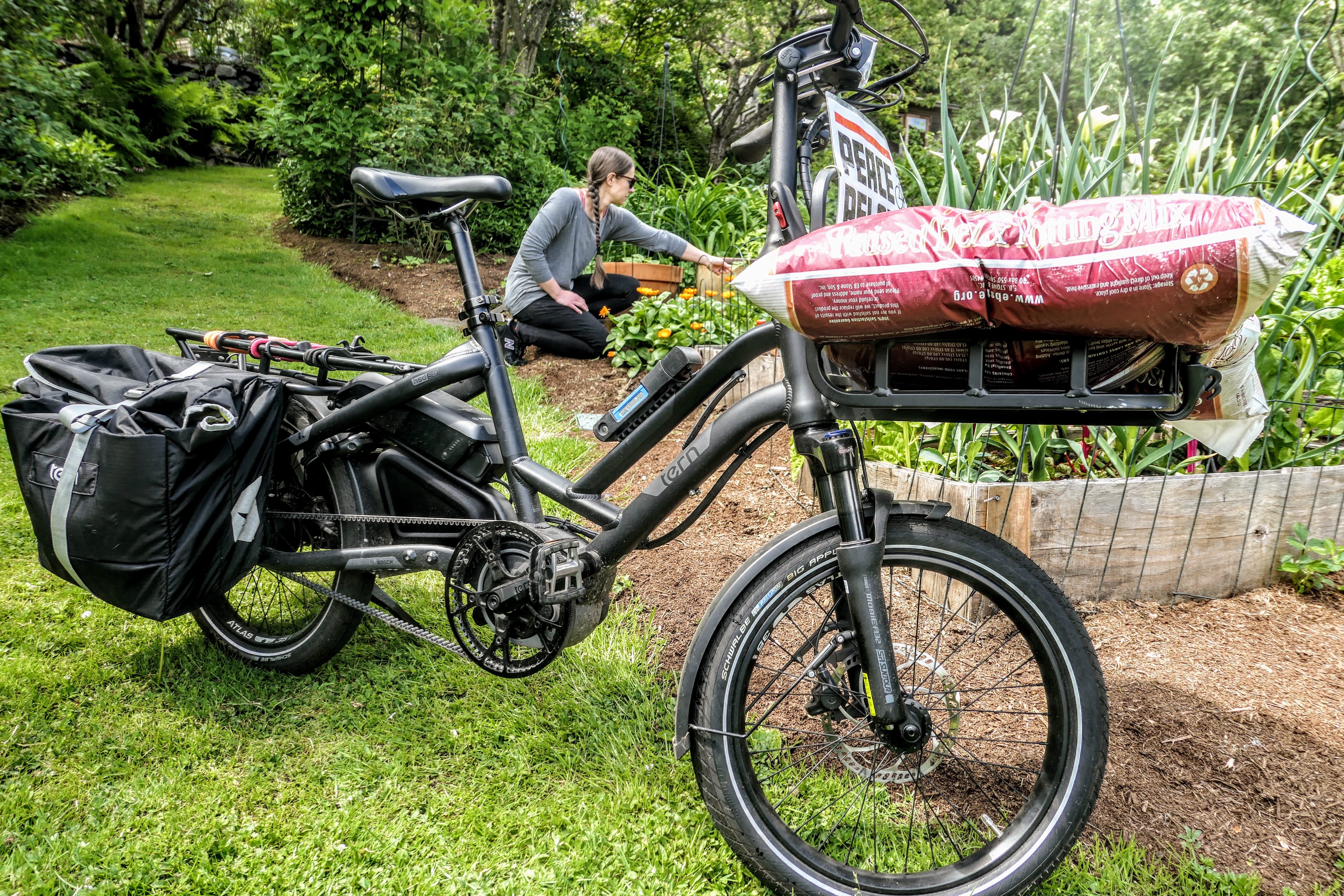 Hauling dirt and garden supplies with the Tern HSD